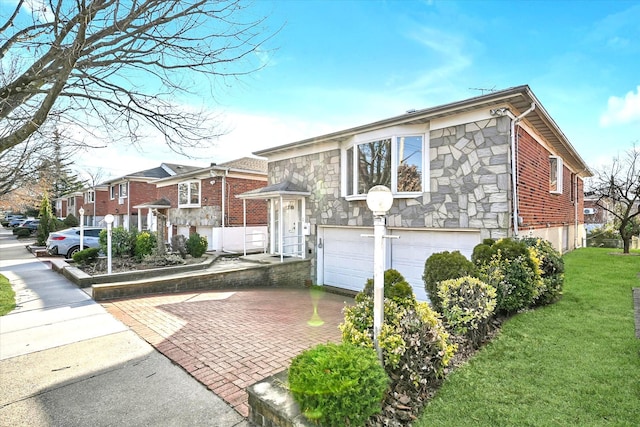 view of front of property featuring a garage