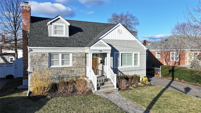 view of front facade with a front yard