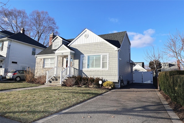 view of front of house with a front lawn