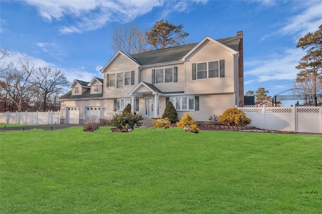 view of front of home featuring a front yard