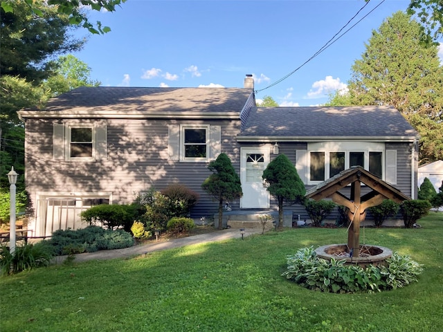 view of front of property featuring a front yard