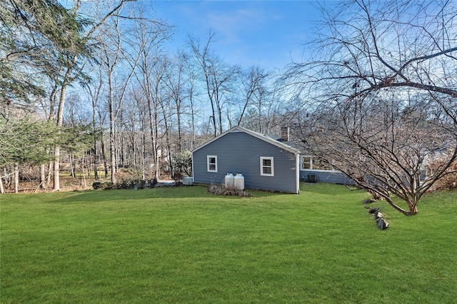 view of side of property featuring a lawn