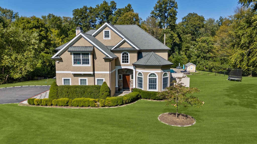 view of front of home featuring a front lawn