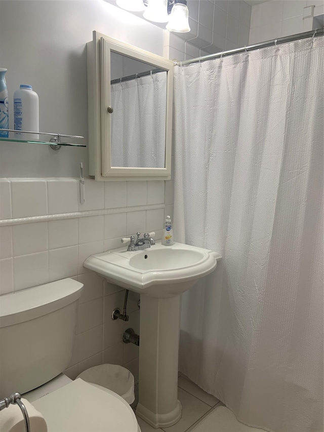 bathroom featuring tile walls, backsplash, toilet, and a shower with shower curtain