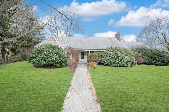 view of front of property featuring a front yard