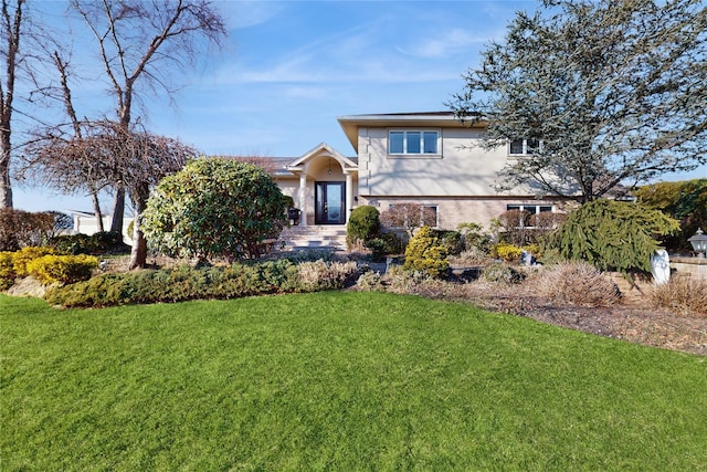 view of front of house featuring a front lawn