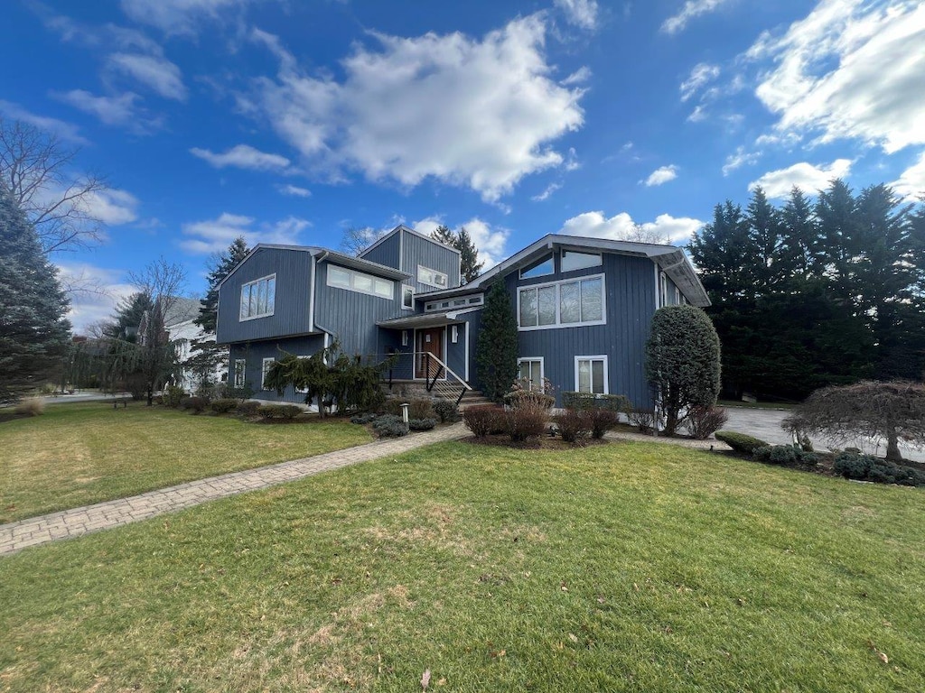 view of front of property featuring a front yard