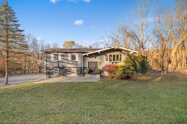 split foyer home featuring a front yard