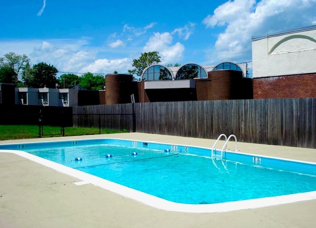 view of swimming pool