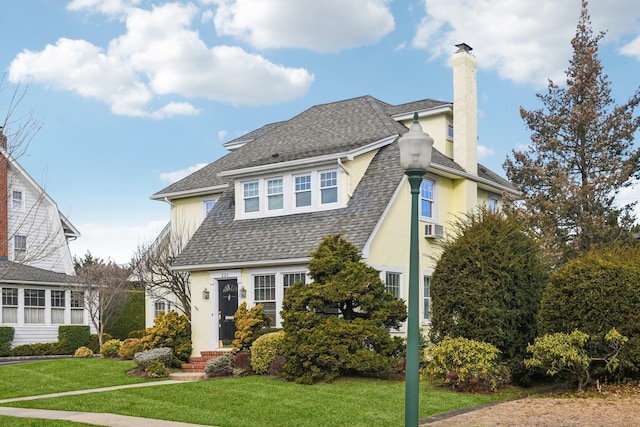 view of front of home featuring a front lawn