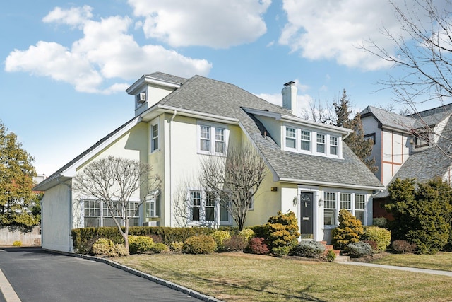 view of front of home featuring a front lawn