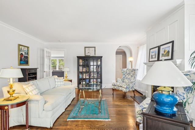 living room with dark wood-type flooring and crown molding