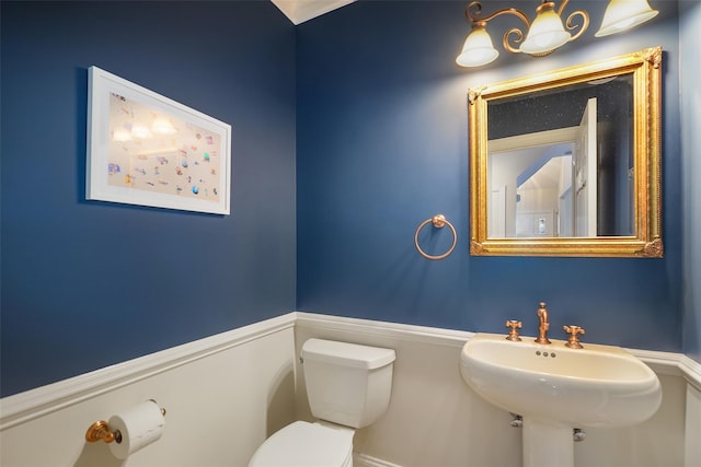 bathroom featuring toilet and sink