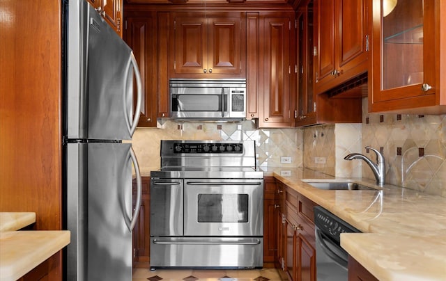 kitchen with stainless steel appliances, sink, and backsplash