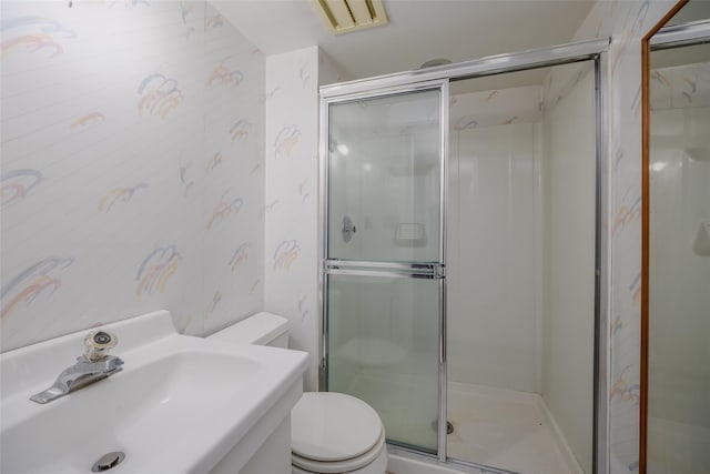 full bathroom featuring visible vents, a sink, a shower stall, and toilet