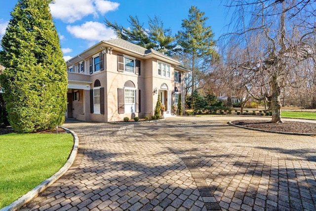 view of front facade with a front lawn