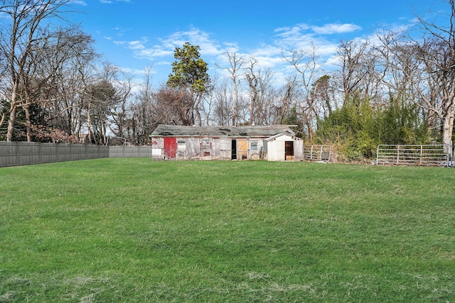 view of yard with an outbuilding