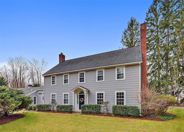 colonial house featuring a front yard