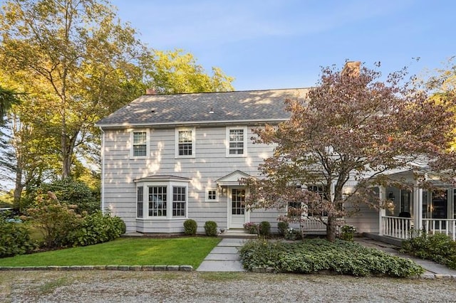 view of front of home featuring a front lawn