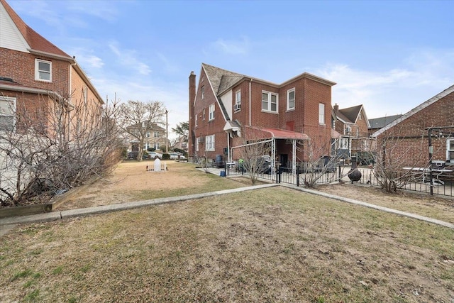 view of front of property with a front yard