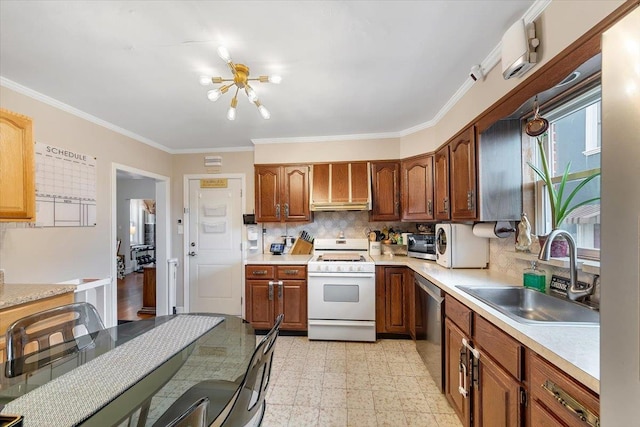 kitchen with sink, backsplash, stainless steel appliances, crown molding, and an inviting chandelier