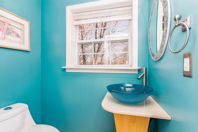 bathroom featuring toilet and sink