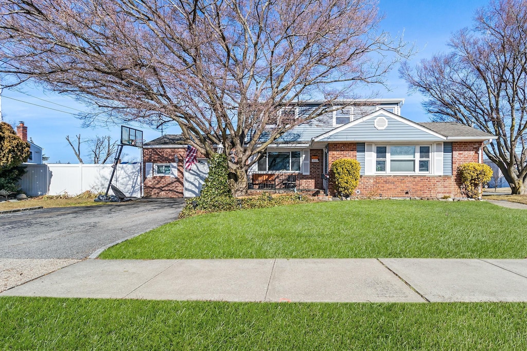 view of front of house with a front lawn