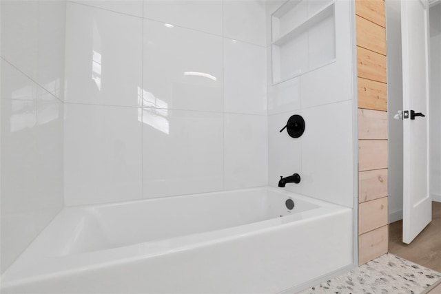 bathroom with tiled shower / bath combo