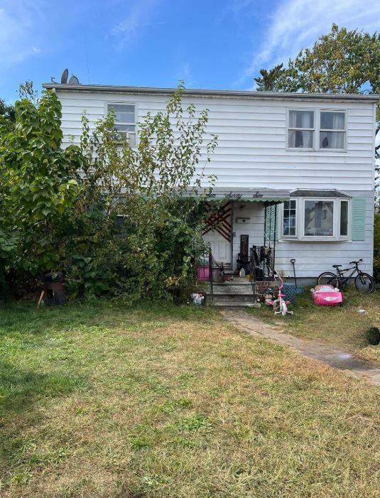 view of front of home with a front lawn