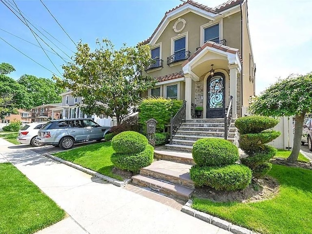 view of front of property with a front yard