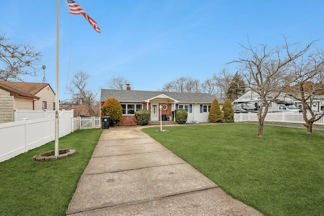 view of front of property featuring a front lawn