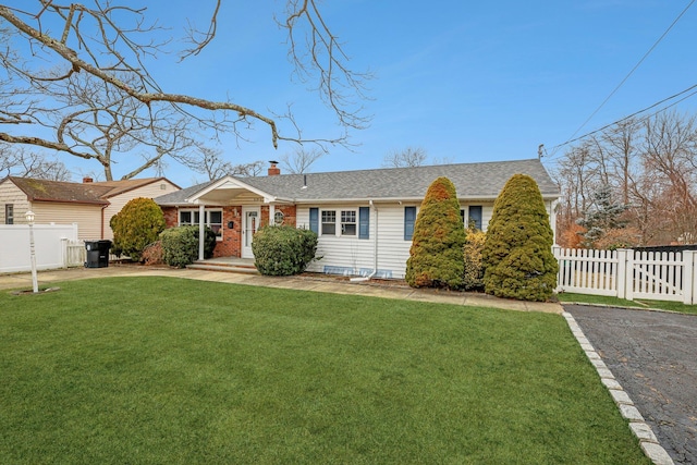 ranch-style home featuring a front yard