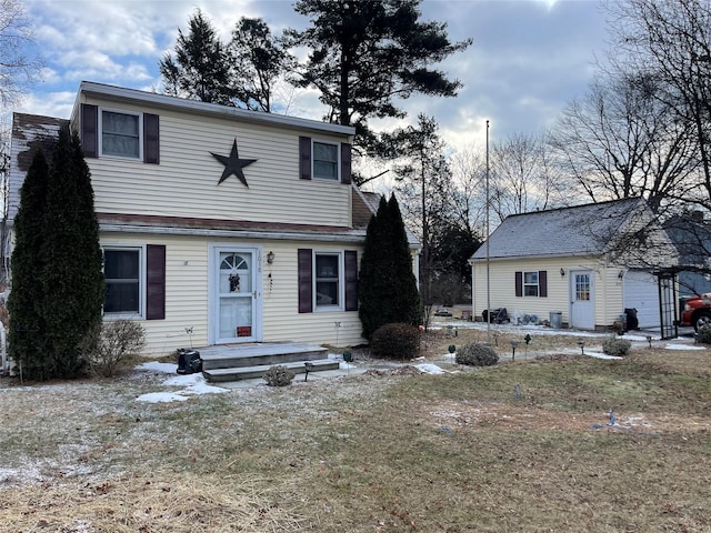 view of front of house featuring a front lawn