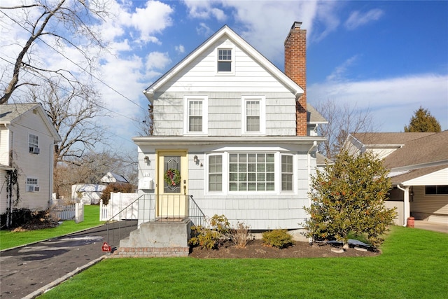 view of front of home featuring a front yard