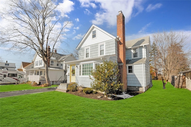 view of front of home featuring a front lawn