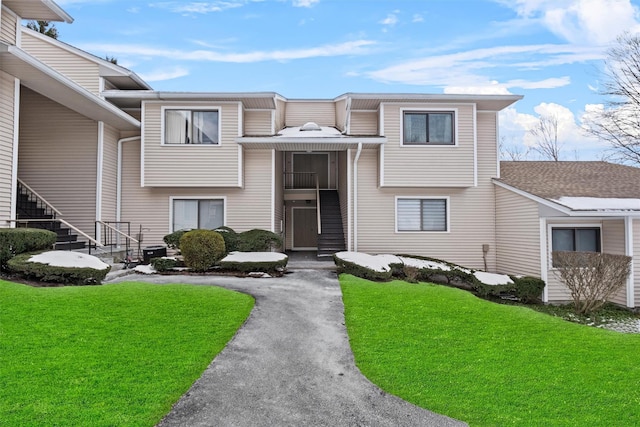 view of front of house featuring a front lawn