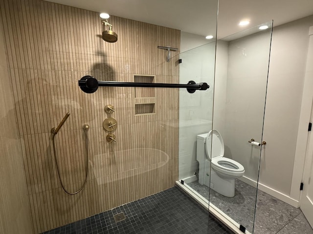 full bath featuring toilet, tile patterned flooring, a tile shower, and recessed lighting