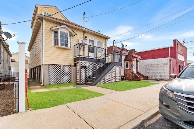 view of front of property with a front yard