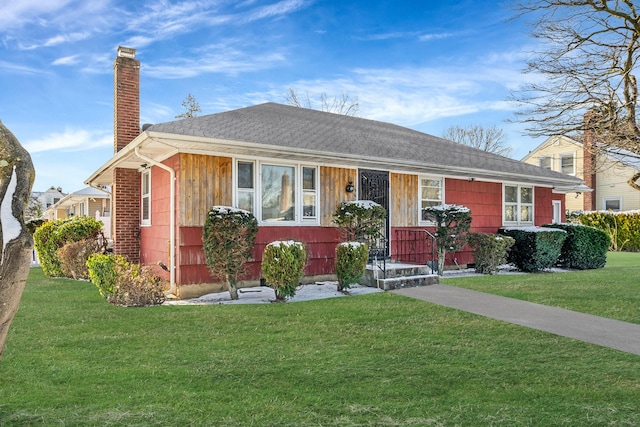 view of front facade with a front lawn