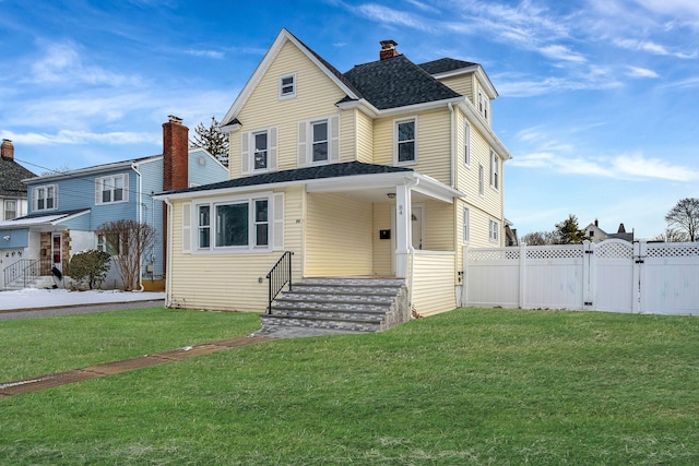 view of front of house featuring a front lawn