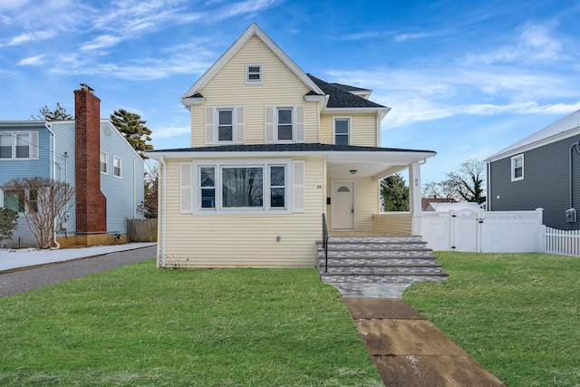 view of front of house featuring a front lawn