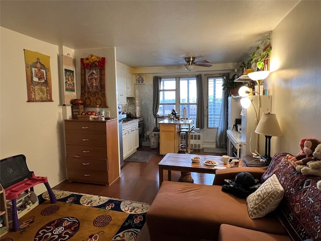 living room with dark wood-type flooring and ceiling fan