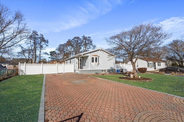 view of front facade with a front lawn