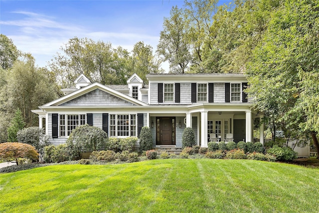 view of front of home featuring a front lawn