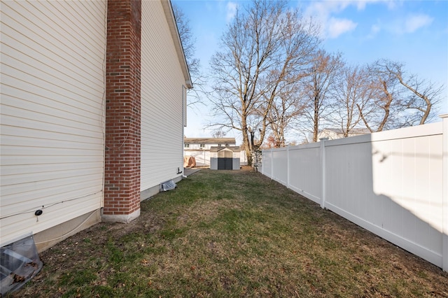 view of yard featuring a storage shed