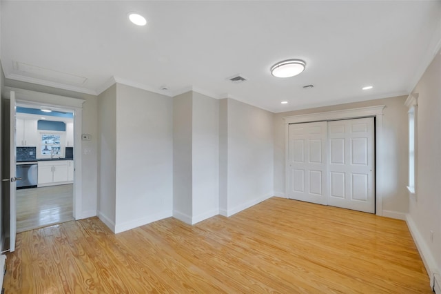 unfurnished room featuring light wood-style flooring, recessed lighting, visible vents, baseboards, and ornamental molding