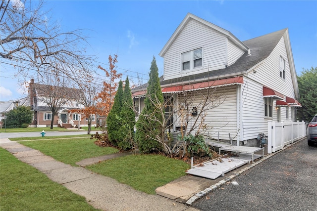 view of front facade with a front lawn