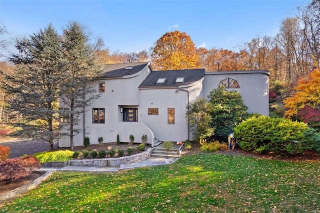 back of house featuring a yard