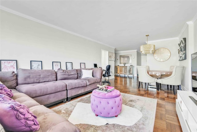 living room featuring an inviting chandelier, crown molding, and dark parquet flooring