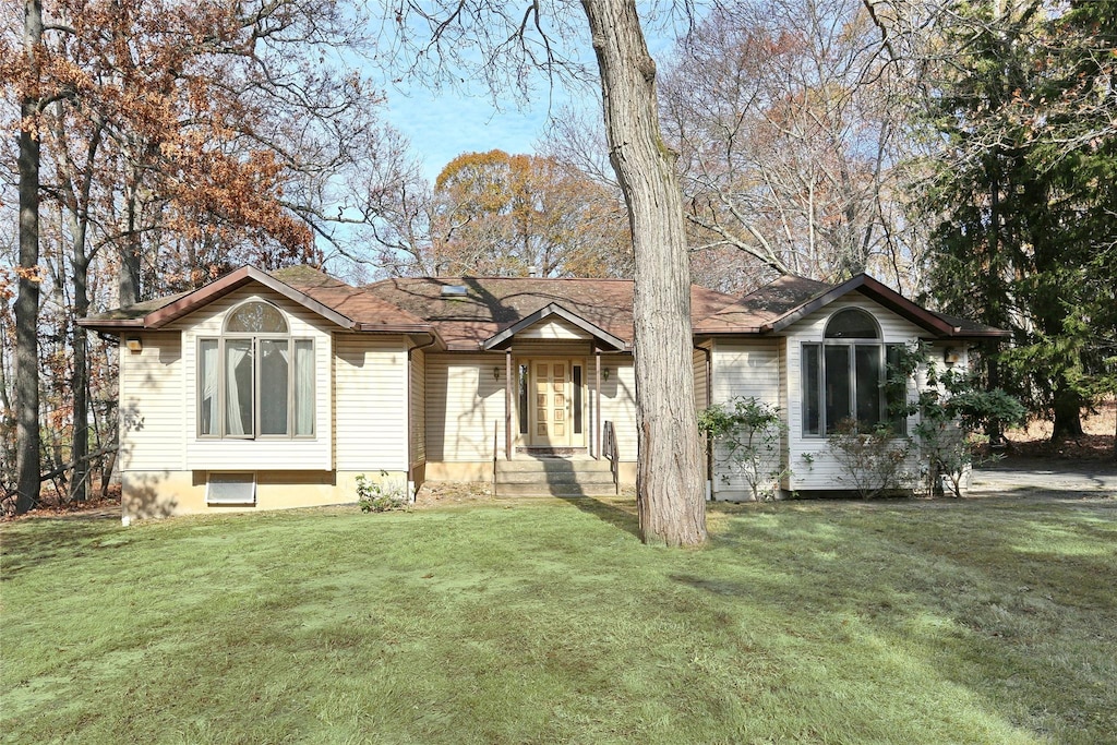 view of front of property featuring a front lawn